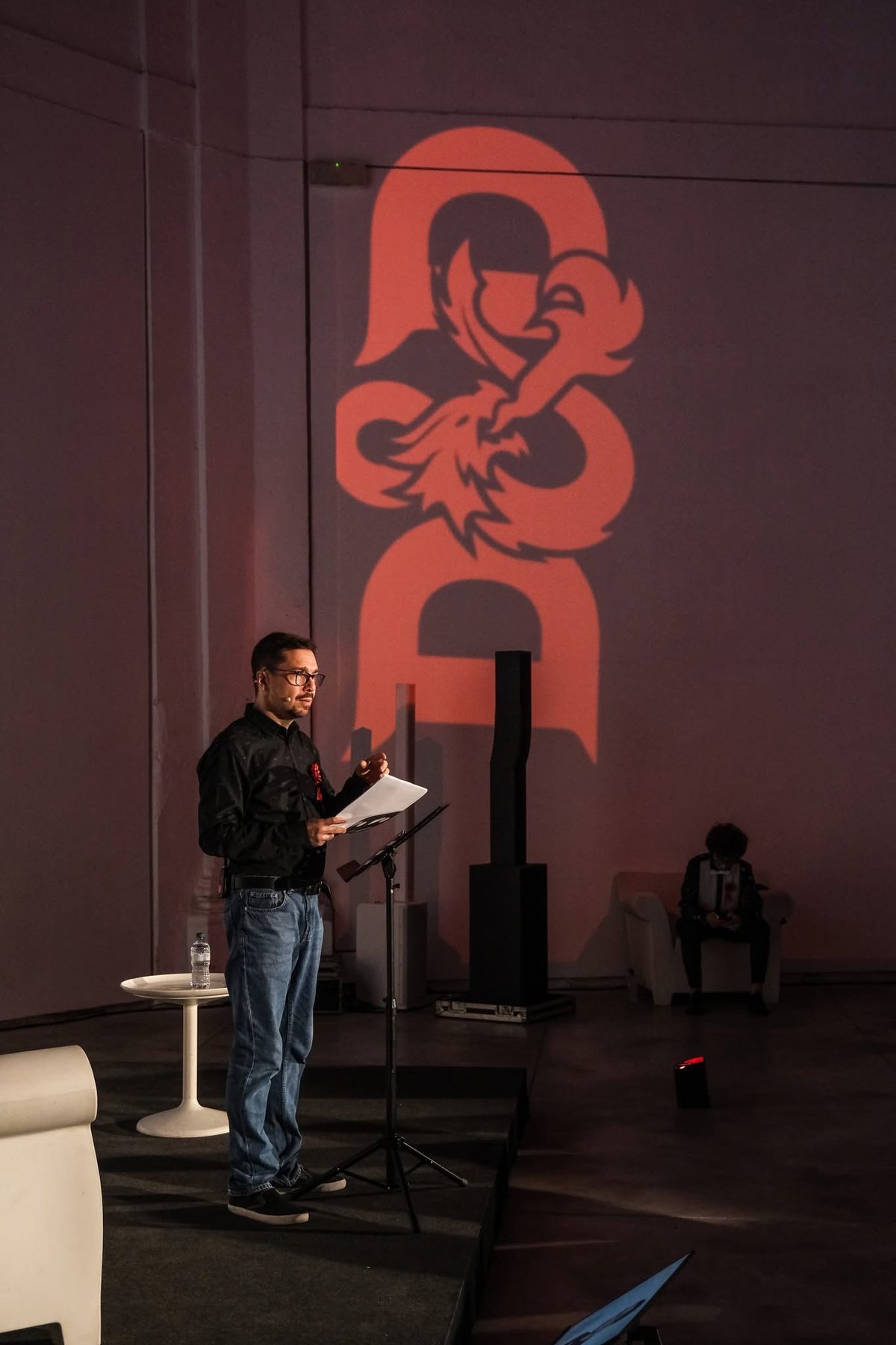Kristian Sensini sul palco durante una presentazione