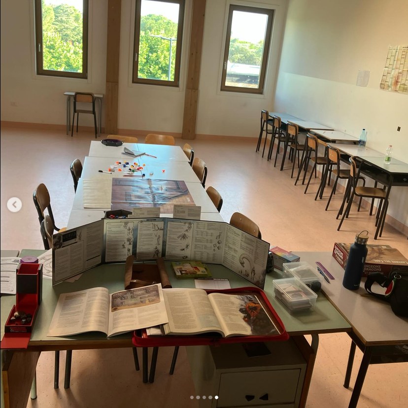 Aula preparata per il laboratorio scolastico di gioco di ruolo