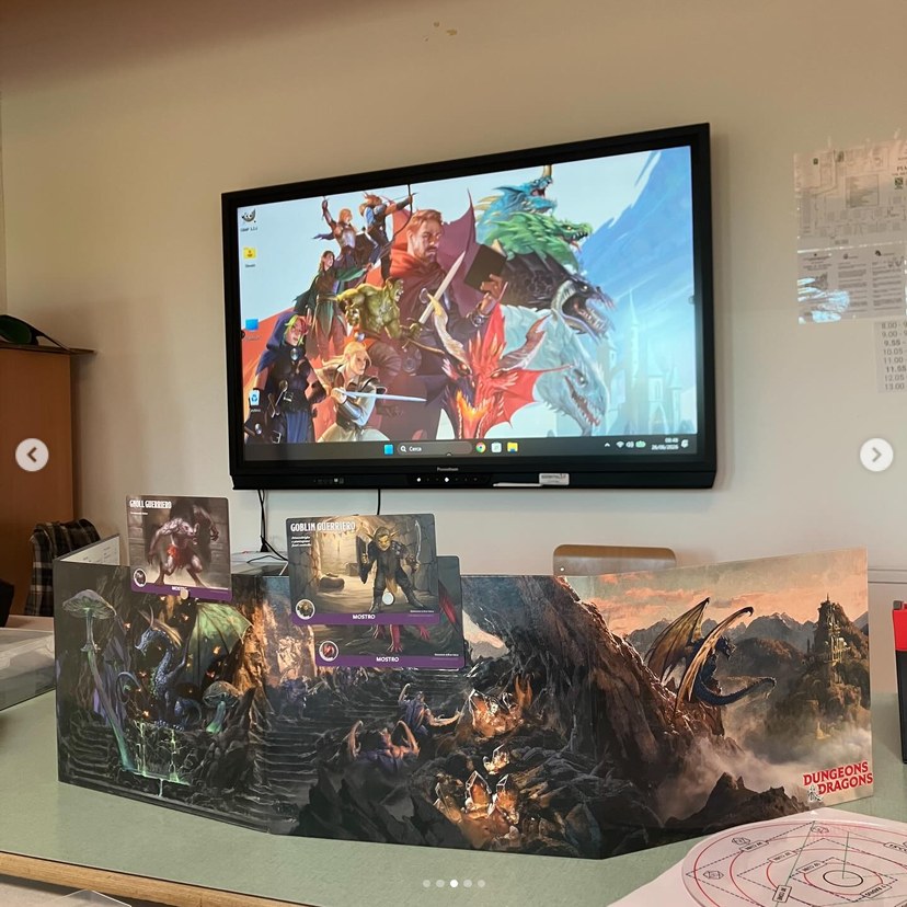 Schermo del Dungeon Master e materiali pronti sul tavolo